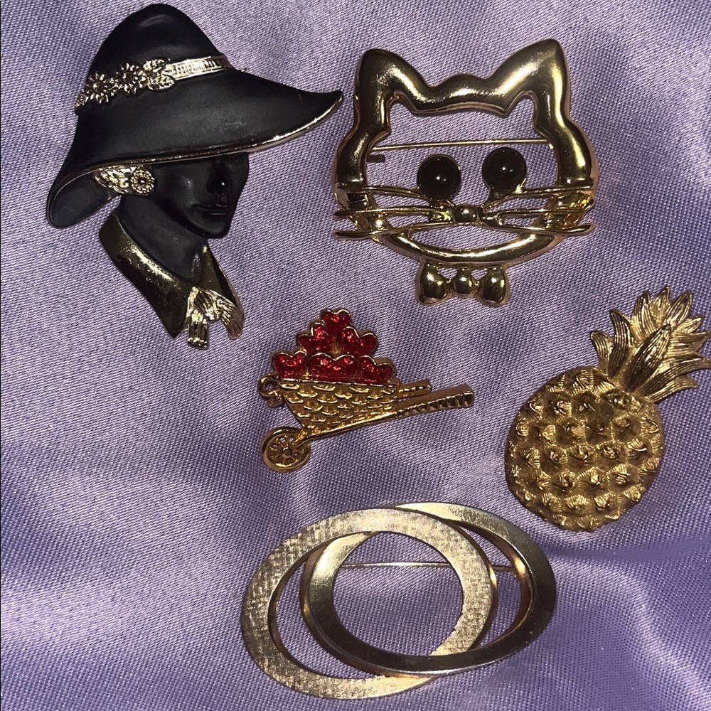 Group of 5 Vintage Brooches in excellent condition!